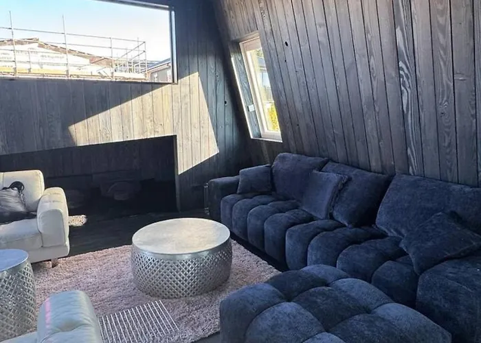 Vakantiehuis Architectural Lake-view Home, Blue Velvet