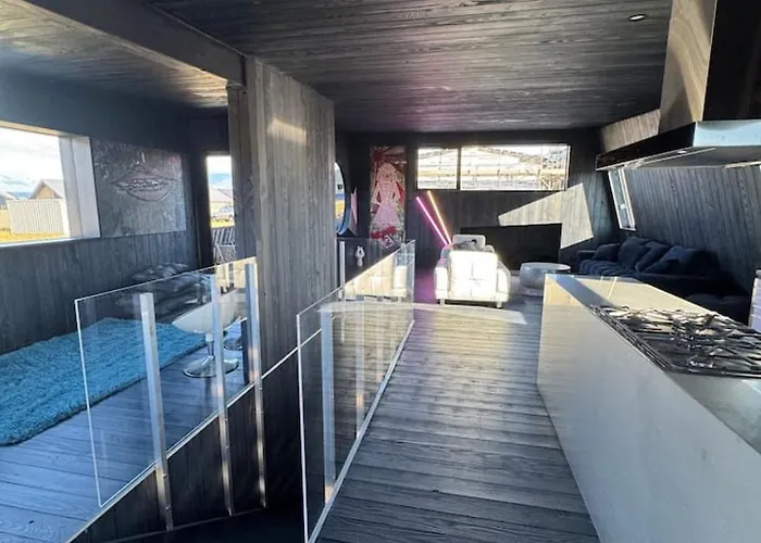 Architectural Lake-view Home, Blue Velvet Vakantiehuis