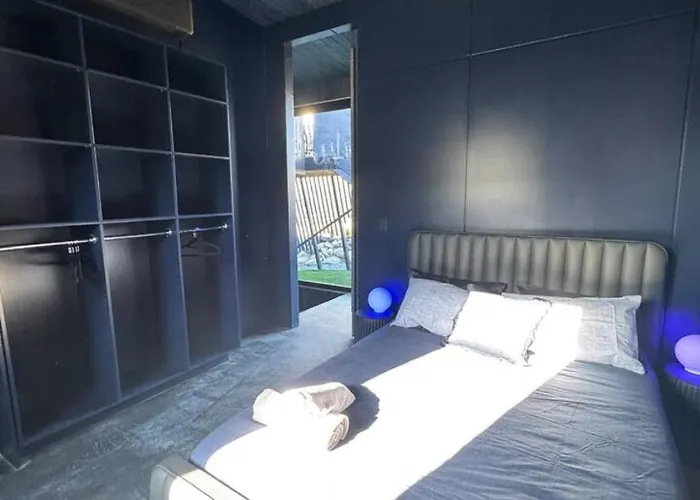 Architectural Lake-view Home, Blue Velvet Vakantiehuis *