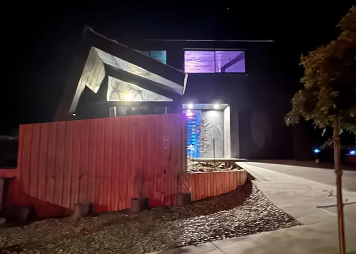 Vakantiehuis Architectural Lake-view Home, Blue Velvet
