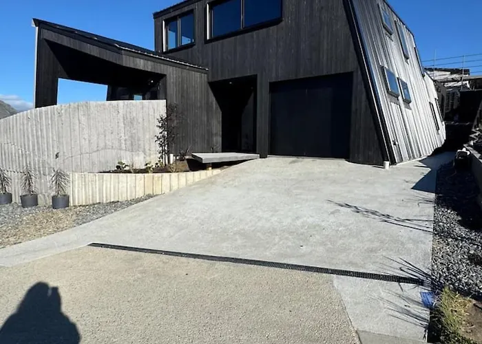 Vakantiehuis Architectural Lake-view Home, Blue Velvet Wanaka