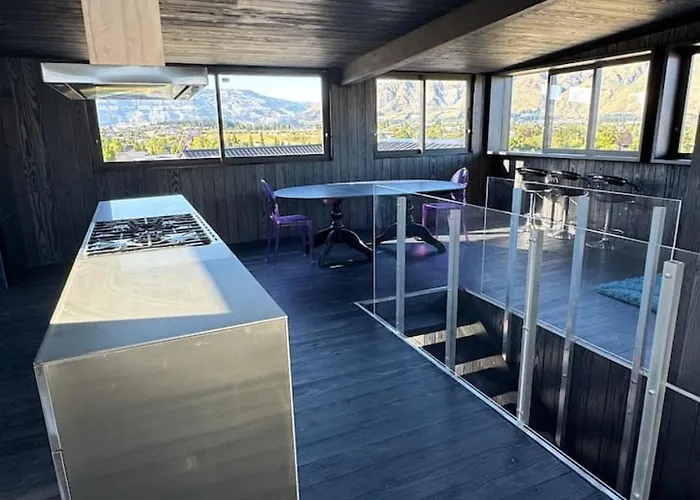 Vakantiehuis Architectural Lake-view Home, Blue Velvet *