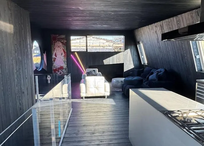 Architectural Lake-view Home, Blue Velvet Vakantiehuis
