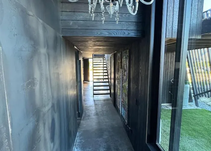Vakantiehuis Architectural Lake-view Home, Blue Velvet *