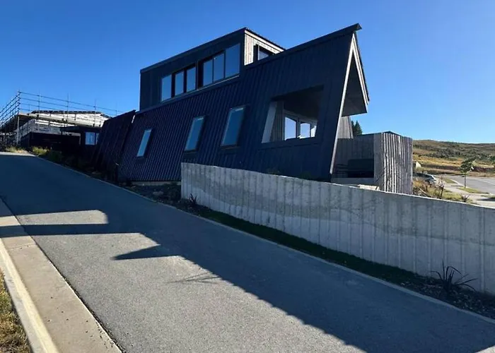Architectural Lake-view Home, Blue Velvet Vakantiehuis