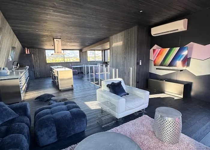 Vakantiehuis Architectural Lake-view Home, Blue Velvet *